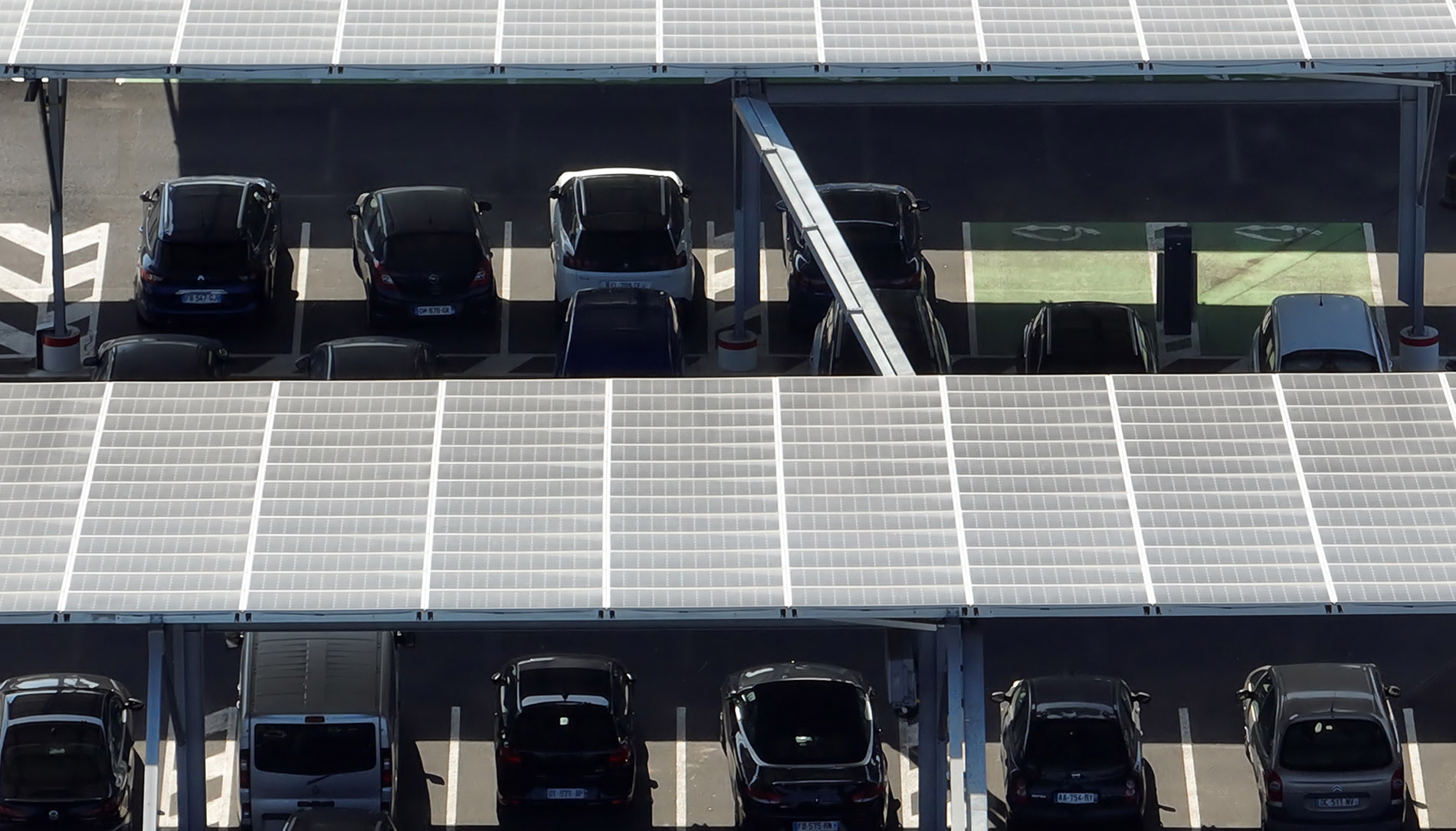 panneaux-solaires-parking-stationnement-production-energie-propre