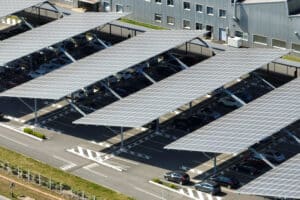Ombrières photovoltaïques installées sur le parking d'une entreprise